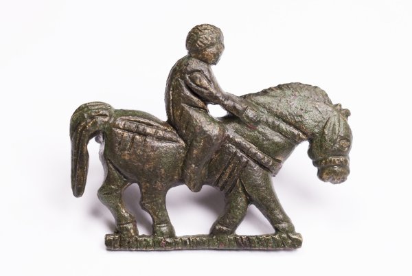 Fibula u obliku jahaca pronađena u Vinkovcima 2014. iz 4. stoljeca - Fototeka GMVk