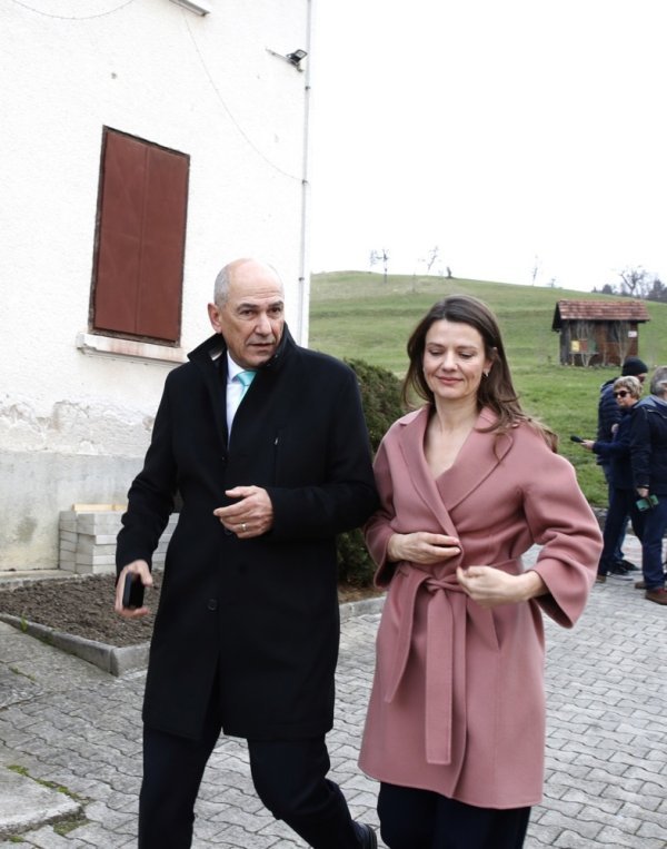 Janez Janša i Urška Bačovnik Janša nakon glasanja