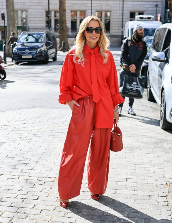 Kožne hlače za 50 plus dame? Slavna plavuša nosi ih s puno stila