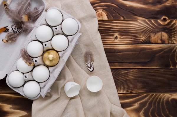 Smeđa jaja mogu se posvijetliti mješavinom vode i octa u jednakom omjeru, primjerice pola litre vode i pola litre octa.