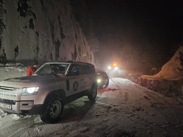 Hrabra akcija HGSS-a: Izvlačili ljude iz auta zarobljenih u snijegu sve do 2.30 ujutro