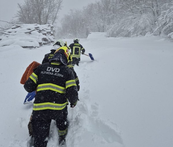 Vatrogasci iz šume spasili obitelj s bebom: Probijali se sat i pol vremena kroz snijeg