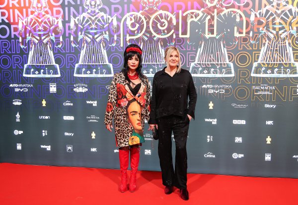Nives Ivanković s Alkom Vuicom na crvenom tepihu Porina