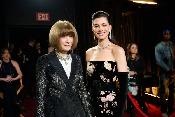 Anna Wintour i Anne Hathaway na dodjeli Oscara