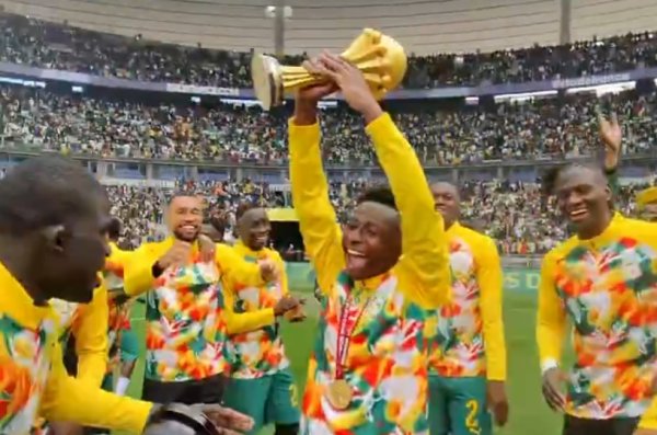 Cirkus u Parizu! Senegalci na prijateljsku utakmicu donijeli sporni pehar Kupa nacija, paradirali s njim po terenu