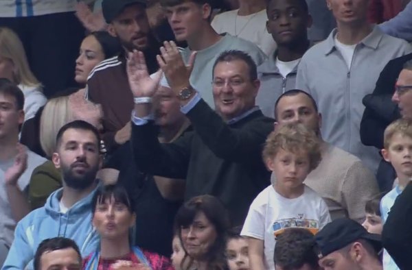 Pogledajte kako Damir Mišković pjeva s navijačima dok Rijeka razbija Futsal Dinamo