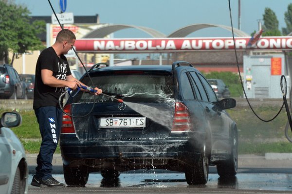 Vozači često pogrešno peru auto: Evo koje greške rade