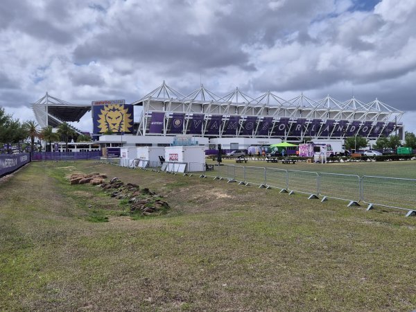 Na stadionu je natpis na španjolskom jeziku 'Vamos Orlando'