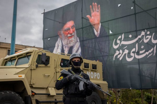 Iranska policija stoji na straži ispod portreta pokojnog iranskog vođe ajatolaha Hamneija u Teheranu