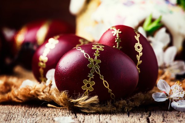 Bojanje jaja u crnom vinu: Ovako se postiže efekt luksuznih, svjetlucavih pisanica