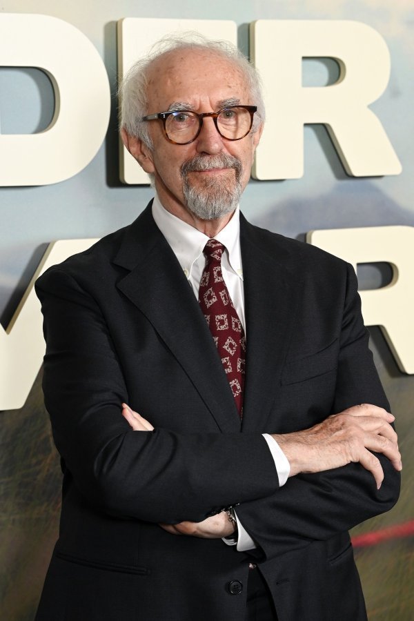 Nova mračna krimi serija ostavlja bez daha: Velikan Jonathan Pryce otkrio nam je sve tajne