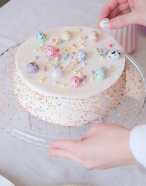 Vanilija kolač s uskrsnom dekoracijom