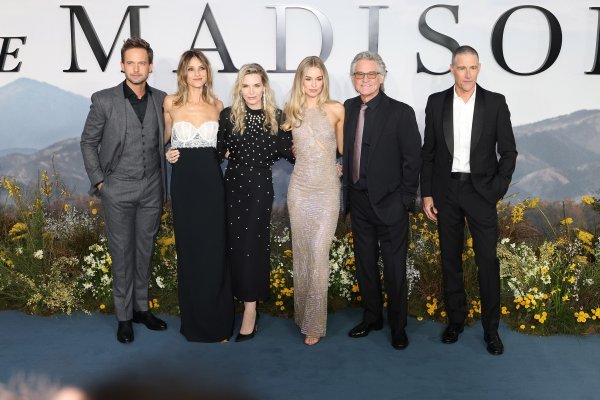 Patrick J.Adams. Beau Garrett, Michelle Pfeiffer, Elle Chapman, Kurt Russell i Matthew Fox