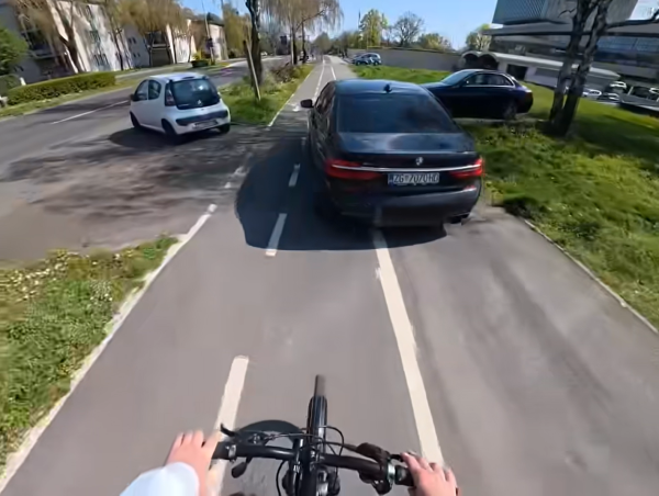 Nevjerojatne scene u Zagrebu; vozač BMW-a ignorirao cestu i vozio po pločniku