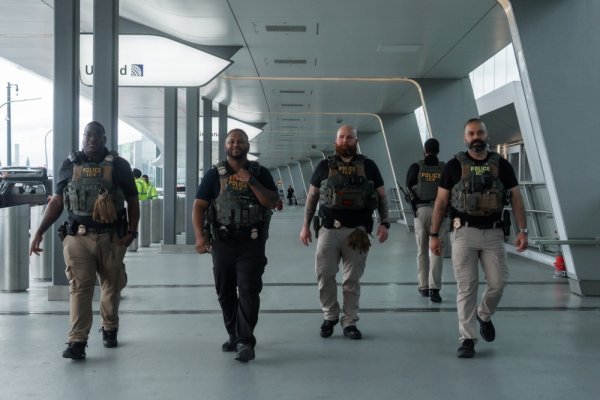 ICE službenici u američkim zračnim lukama - Ilustracija