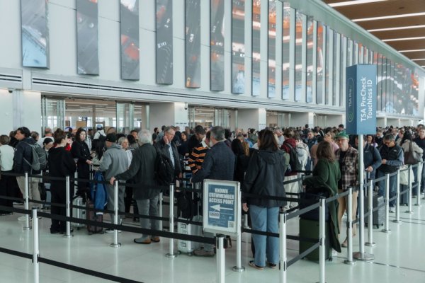 Američke zračne luke se vraćaju u normalu, važni radnici konačno dobili plaće