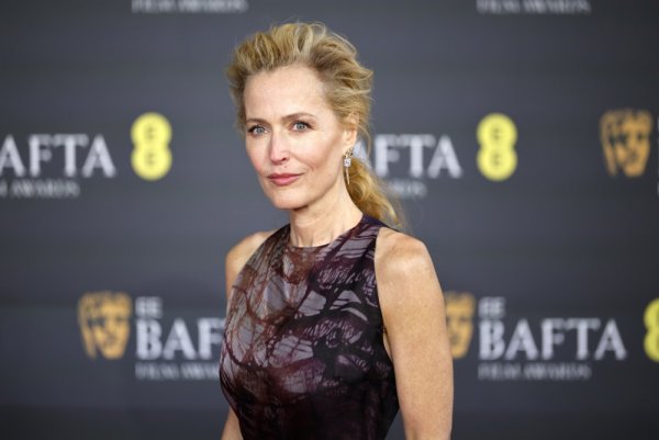 Gillian Anderson koristi jedan beauty proizvod na potpuno neočekivan način