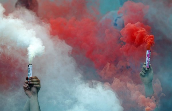 Burna noć u Prištini: Pogledajte što su navijači Kosova napravili Turcima uoči utakmice