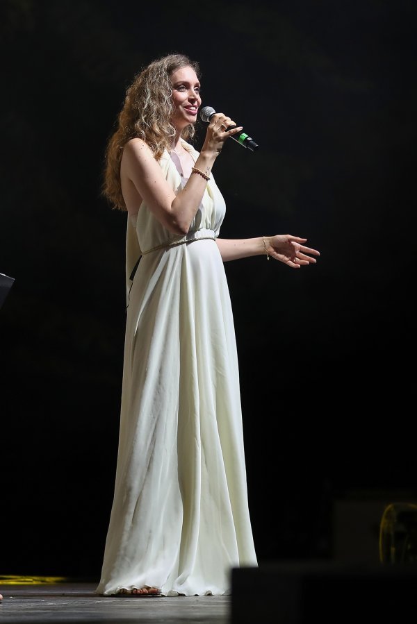 Hana Huljić Grašo zamijenila prepoznatljive kovrče za ravnu kosu i ponovno oduševila