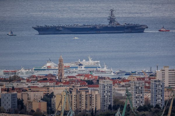Nosač zrakoplova USS Gerald R. Ford ispred Splita