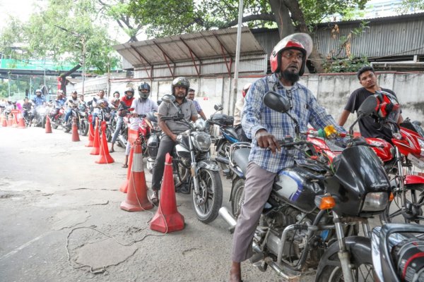 Nepregledni redovi pred benzinskim postajama u Dhaki