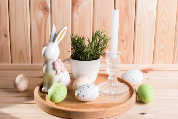 Prirodni materijali poput drva unose toplinu na blagdanski stol