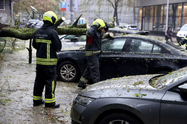 Vatrogasci nakon nevremena