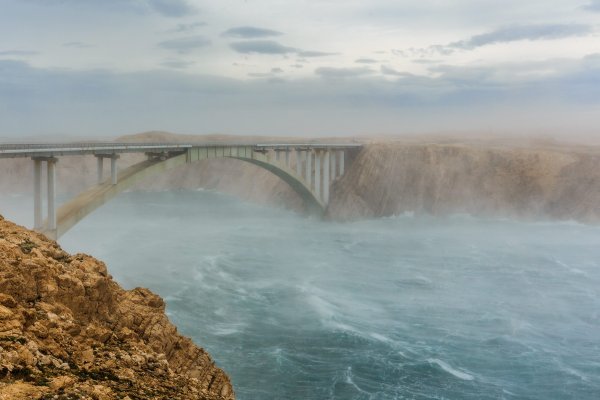 A1 ponovno zatvoren zbog vjetra, Pag odsječen