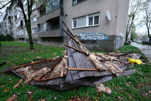 Zgrade su osigurane prema posebnim zakonima i ugovorima s osiguravateljima, ali građani mogu zatražiti naknadu štete, recimo za razbijeni prozor ili roletu