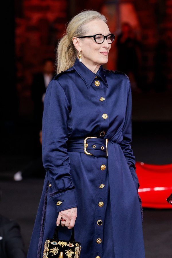 Pristaje baš svakoj figuri: Meryl Streep oduševila u haljini sa avangardnim detaljima