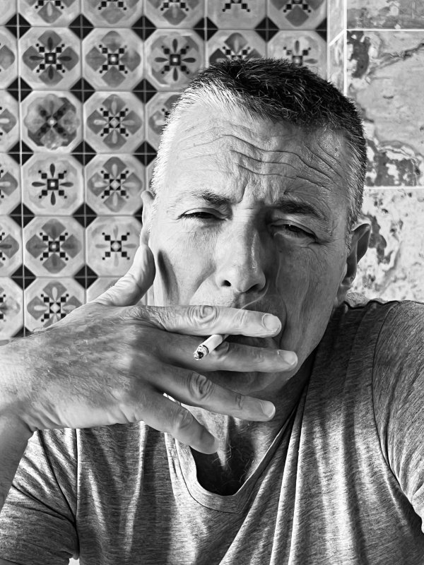 Ne zovu me svinjojedi i naci frekvencije, ok je to, ne bih ni išao u te svinjce, ali ne zovu ni NovaS i N1. Muk. Za njih moj roman ne postoji