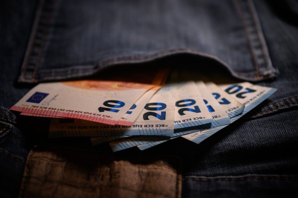 Policija prijavila muškarce koji su krivotvorili novac i njime plaćali vožnje taksijem