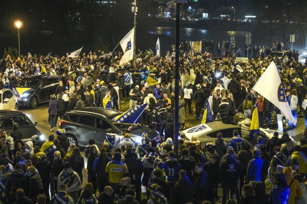 Pogledajte nestvarne scene iz Sarajeva; više od 100.000 ljudi dočekalo nogometaše BiH