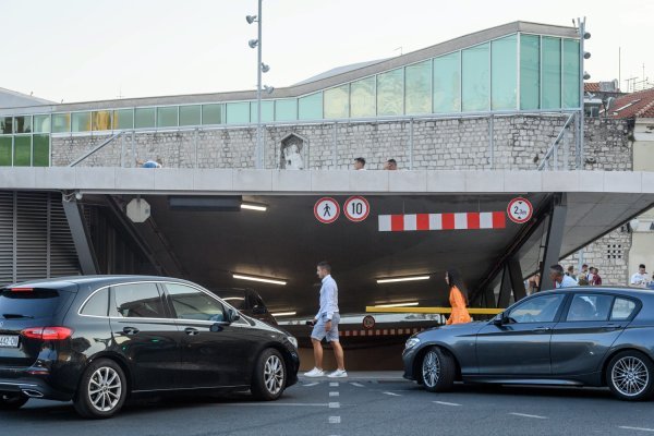 Gradnja javnih garaža bi smanjila pritisak na parkiranje, ali vjerojatno ne bi smanjila cijene parkirnih mjesta