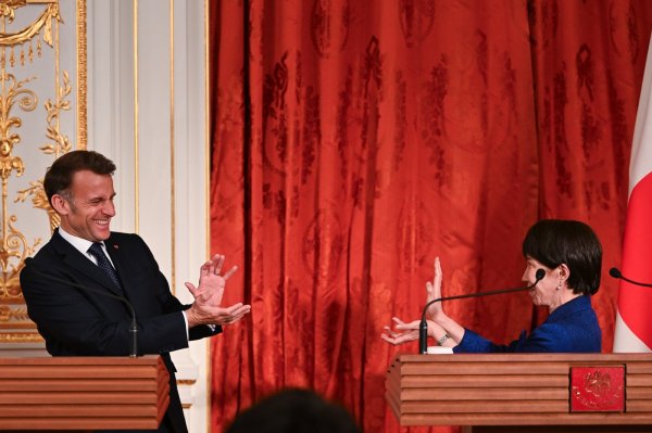 VIDEO Neočekivani show nakon samita: Macron i Takaichi kao anime junaci