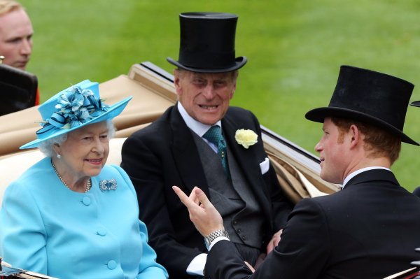 Novi detalji odnosa kraljice Elizabete i Harryja: Zašto s njim gotovo nikad nije bila sama