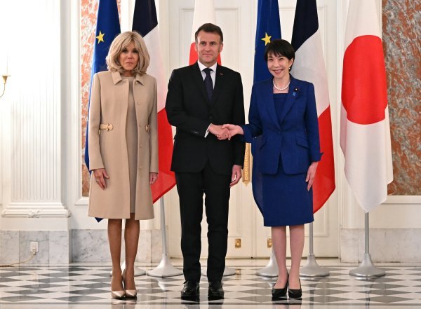 Tihi luksuz u 'dosadnim' tonovima: Brigitte Macron u izdanju koje se lako pamti