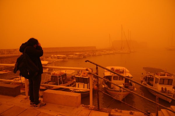 Crveno nebo na Kreti