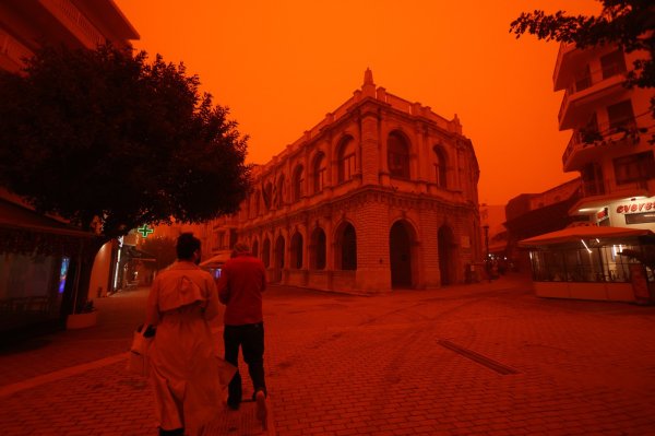 Oluja Erminio pogodila Grčku: Kreta u crvenom oblaku, poplave odnijele jedan život