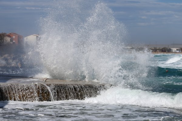 Zatvoren promet preko mosta iznad Omiša, bura stvara probleme i trajektima