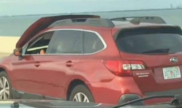 Vozaču se usred vožnje otvorila hauba i prekrila vjetrobransko staklo. Pogledajte što je napravio