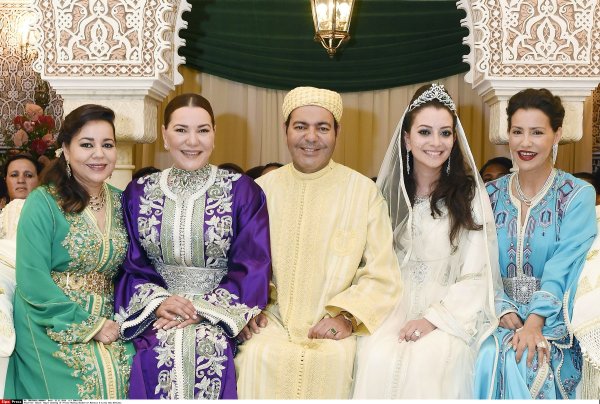 Princ Moulay Rachid od Maroka i Lalla Oum Keltoum poziraju s princezom Lallom Asmaom, princezom Lallom Meryem i princezom Lallom Hasnaa