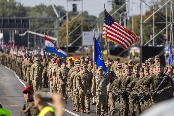 NATO vojnici iz SAD-a, Rumunjske i Hrvatske na vojnoj paradi u Varšavi