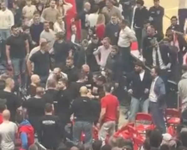 Pogledajte kako su navijači Crvene zvezde krenuli u napad na upravu nakon poraza