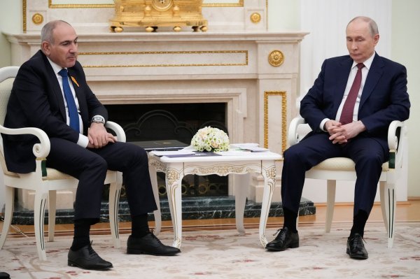 Neobična scena u Kremlju: Armenski premijer očitao Putinu bukvicu