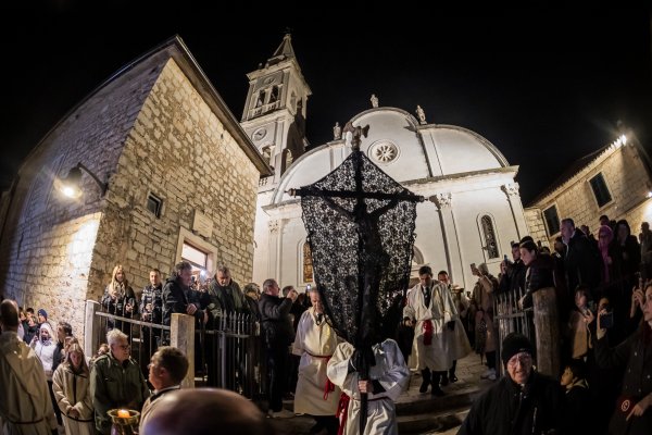 Procesija 'Za križen' na otoku Hvaru