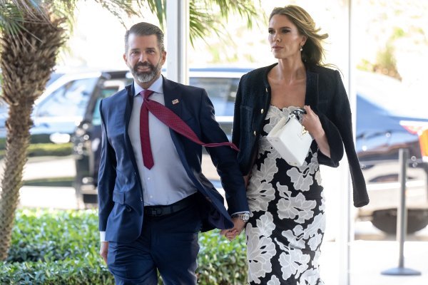Donald Trump Jr. i Bettina Anderson odgađaju svadbu, a razlog je prilično osjetljiv