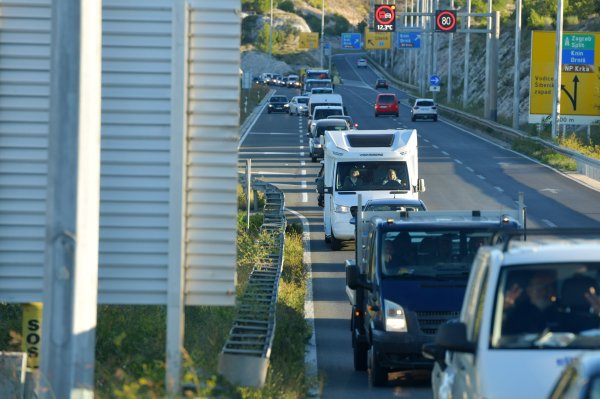 Bura stvara probleme u prometu, na dijelu Jadranske magistrale na snazi ograničenja