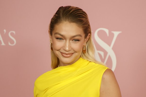Gigi Hadid prvi put reagirala nakon što se pojavila u Epsteinovim dokumentima: 'Pozlilo mi je'