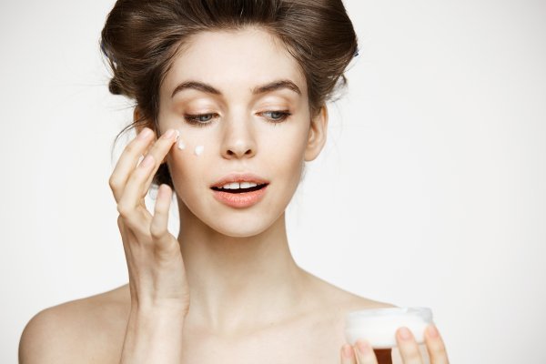 Umjesto krema za lice koriste vaginalni estrogen: Liječnici upozoravaju na hormonske rizike